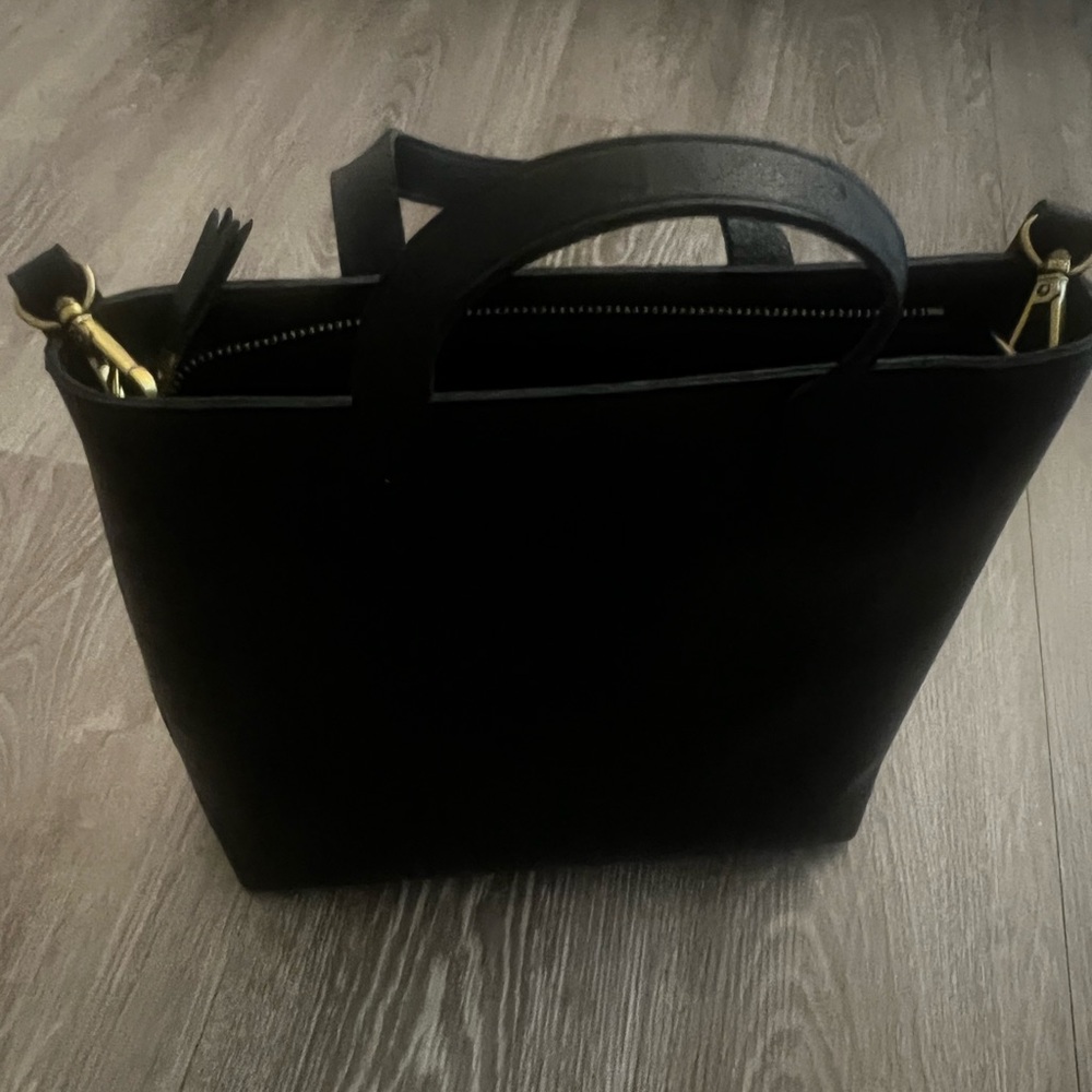 Madewell Small Transport
Leather Crossbody
Tote